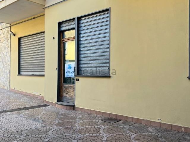 Locale Commerciale in vendita a San Paolo Bel Sito, Campania