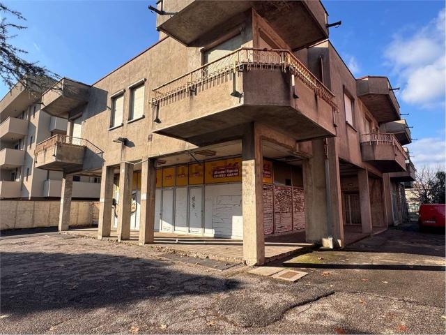 Locale Commerciale in vendita a Lentate Sul Seveso, Lombardia