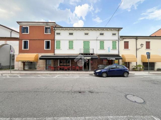 Locale Commerciale in vendita a Albaredo d'Adige, Verona