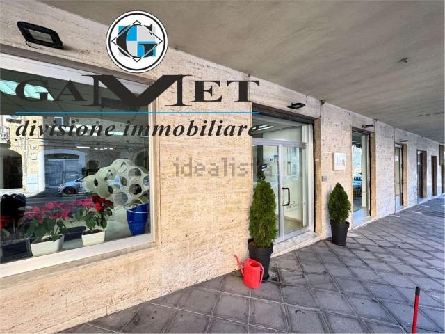 Locale Commerciale in vendita a Vallo Della Lucania, Campania