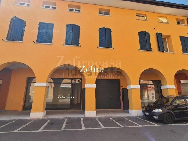 Locale Commerciale in vendita a Unione Alto Ferrarese, Cento