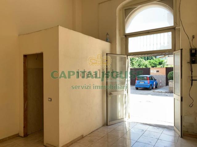 Locale Commerciale in vendita a Sant'Andrea dei Lagni, Santa Maria Capua