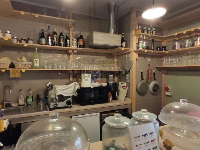 Locale Commerciale in vendita a Capodimonte, Marche