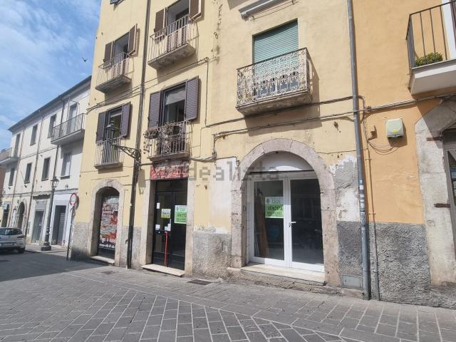 Locale Commerciale in vendita a Isernia, Molise