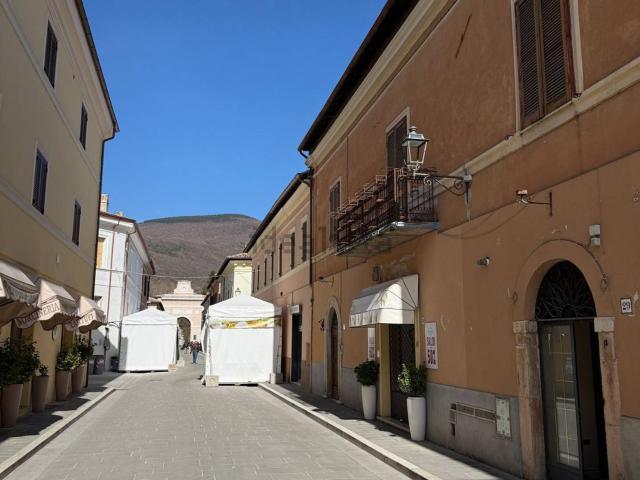 Locale Commerciale in vendita a Norcia, Umbria