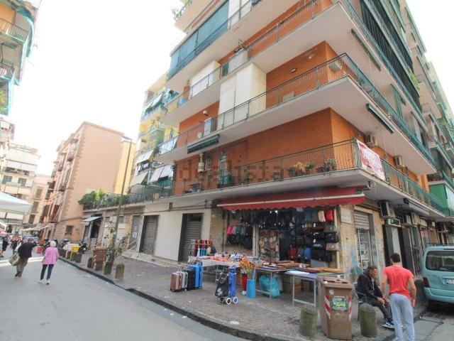 Locale Commerciale in vendita a Municipalità 3, Campania