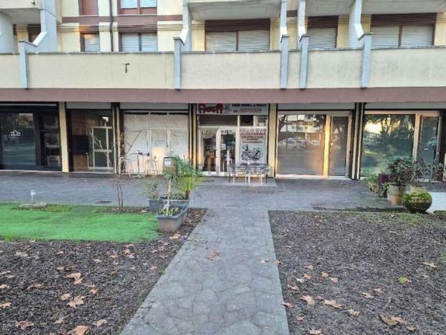 Locale Commerciale in vendita a Unione di Comuni della Romagna Forlivese, Quattro