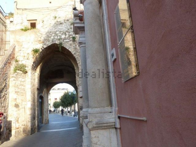 Locale Commerciale in vendita a Taormina, Sicilia