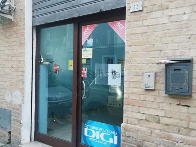 Locale Commerciale in vendita a Marche, Macerata