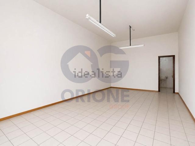 Locale Commerciale in vendita a Unione Alto Ferrarese, Cento