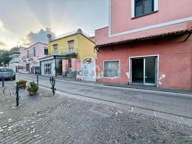 Locale Commerciale in vendita a Ischia, Campania