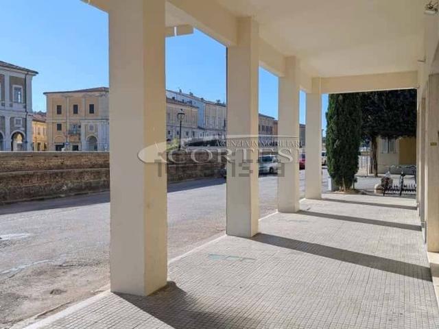 Locale Commerciale in vendita a Rione Porto, Marche