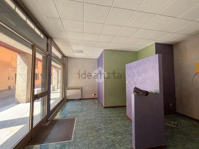 Locale Commerciale in vendita a Cavenago Brianza, Lombardia