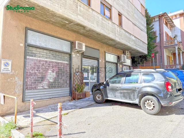 Locale Commerciale in vendita a Contrada De Contro, Teramo