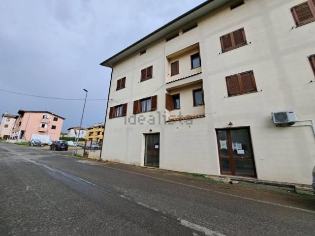 Locale Commerciale in vendita a Vejano, Lazio