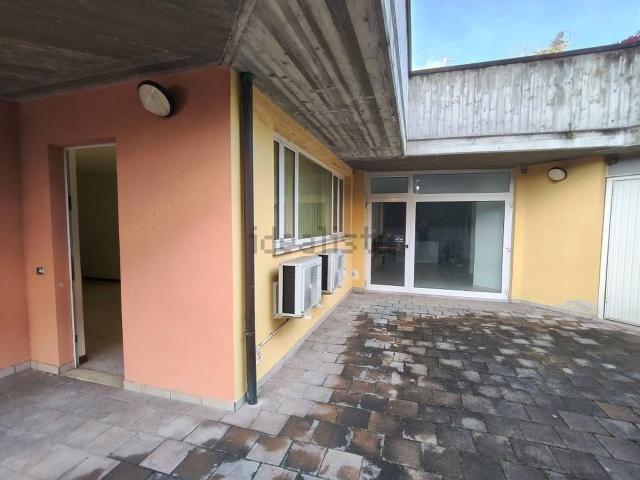 Locale Commerciale in vendita a Villa Mosca, Teramo