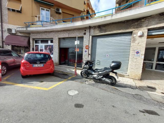 Locale Commerciale in vendita a Ponente, Serra Riccò