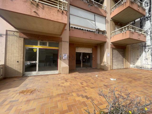 Locale Commerciale in vendita a Due Torri, Rometta
