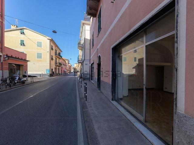 Locale Commerciale in vendita a Sampierdicanne, Chiavari