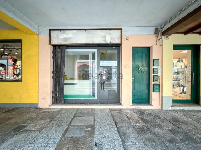 Locale Commerciale in vendita a Castelleone, Lombardia
