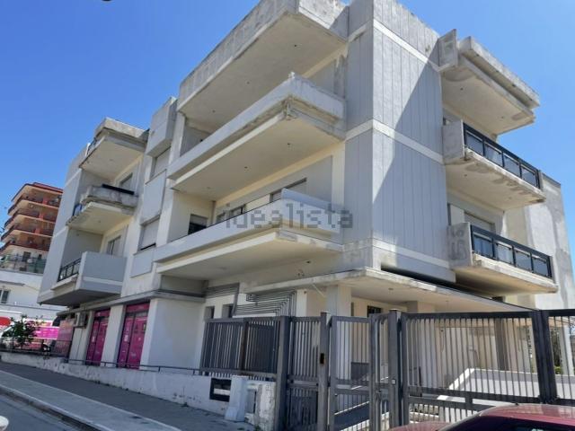 Locale Commerciale in vendita a Mondragone, Campania