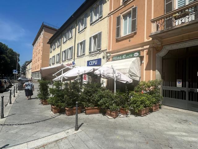 Locale Commerciale in vendita a Ponte di Pietra, Pavia