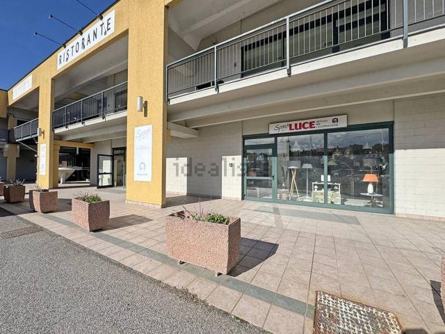 Locale Commerciale in vendita a Torricella Verzate, Lombardia