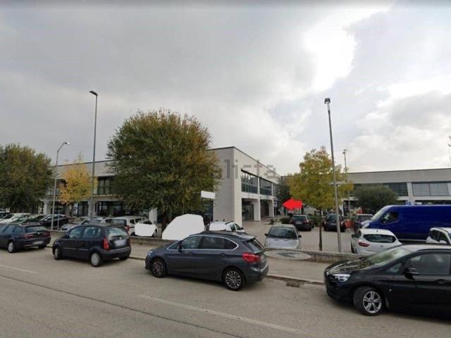 Locale Commerciale in vendita a Marche, Macerata