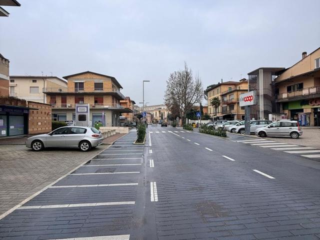 Locale Commerciale in vendita a Santa Lucia, Bastia Umbra