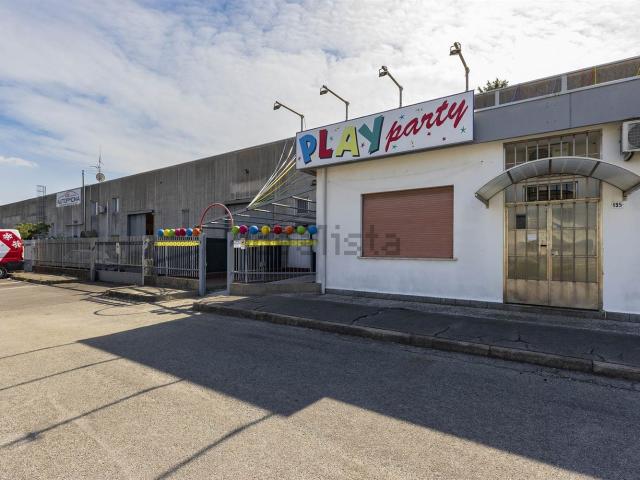 Locale Commerciale in vendita a Oltrestazione, Legnano