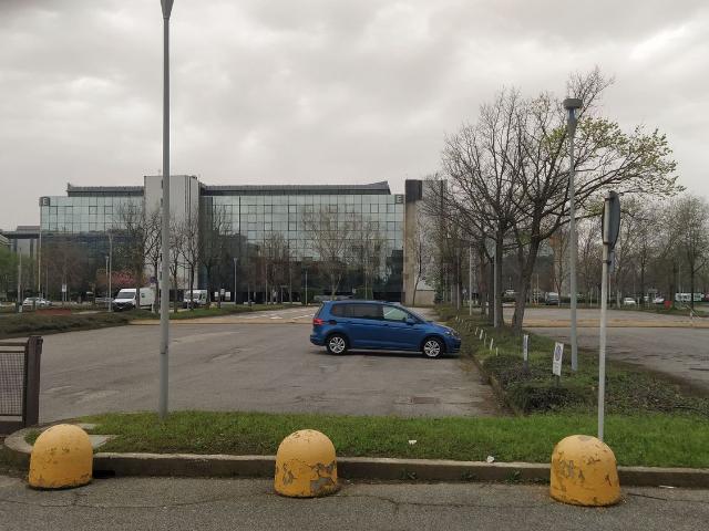 Locale Commerciale in vendita a Valleambrosia, Rozzano