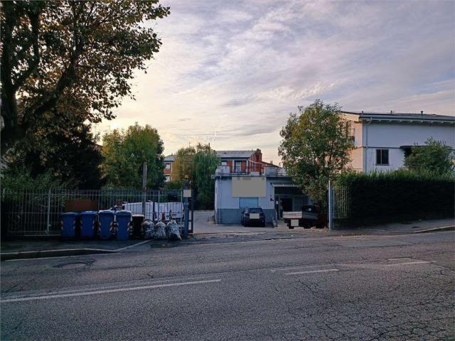 Locale Commerciale in vendita a Prestino, Como