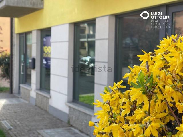 Locale Commerciale in vendita a Almè, Lombardia