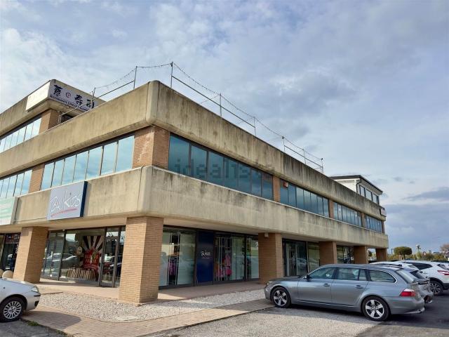 Locale Commerciale in vendita a Bastia Umbra, Umbria