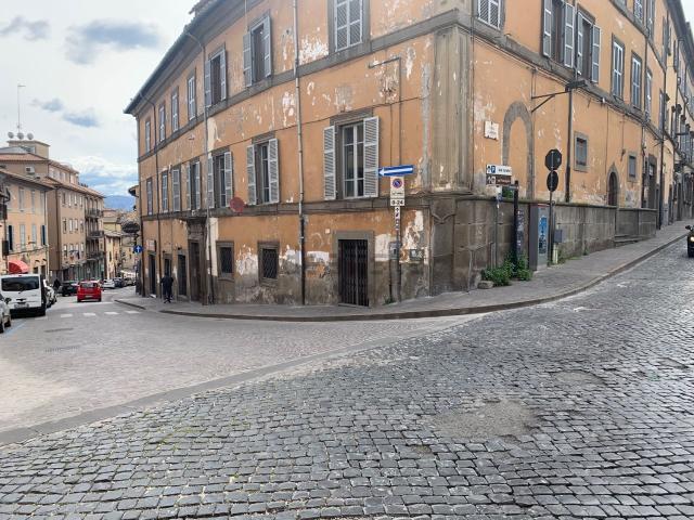 Locale Commerciale in vendita a Viterbo, Lazio