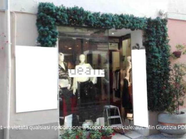 Locale Commerciale in vendita a Marche, Pesaro E Urbino
