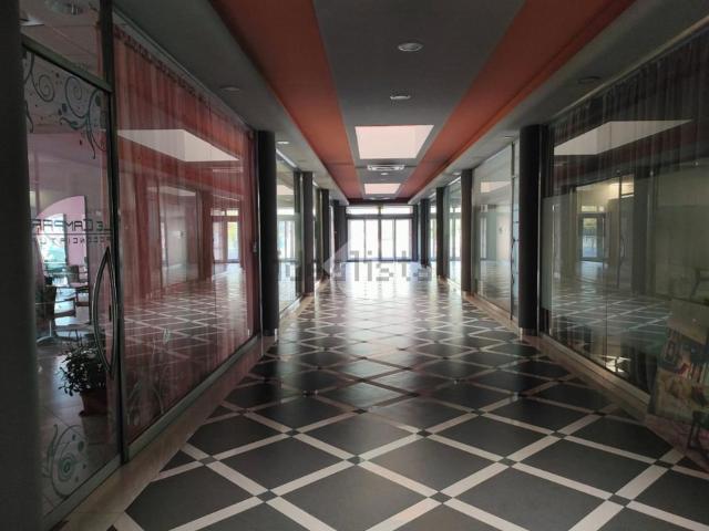 Locale Commerciale in vendita a Villafranca Di Verona, Veneto