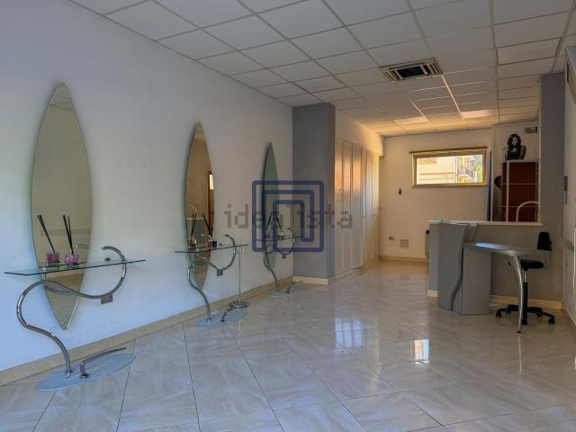 Locale Commerciale in vendita a Sulmona, Abruzzo