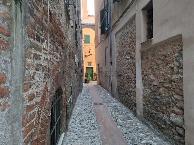 Locale Commerciale in vendita a Albenga, Liguria