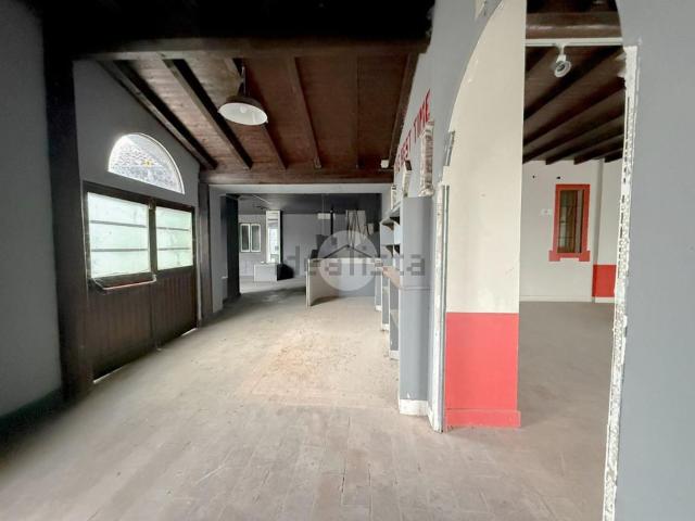 Locale Commerciale in vendita a Fontanella, Lombardia