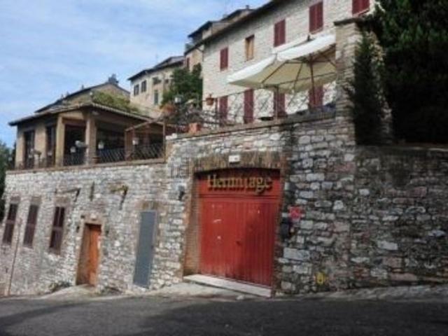 Locale Commerciale in vendita a Assisi, Umbria