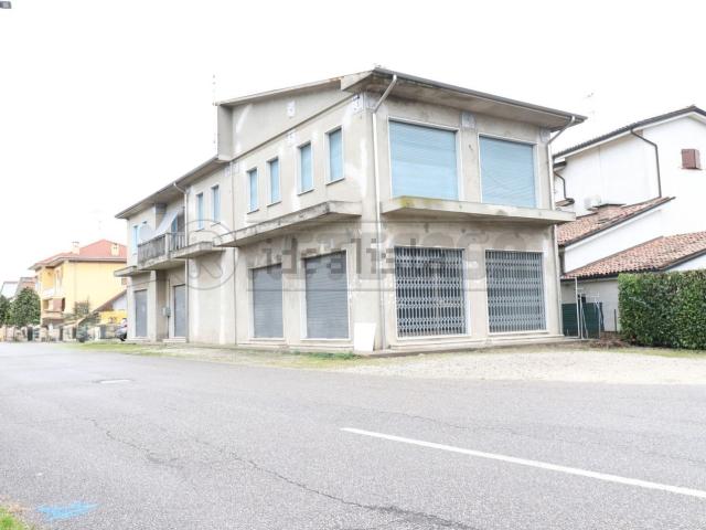 Locale Commerciale in vendita a Unione Alto Ferrarese, Bondeno