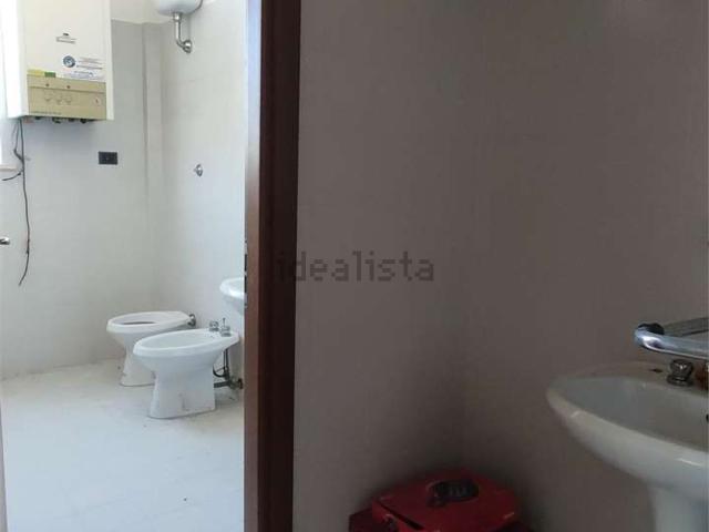 Locale Commerciale in vendita a Baraccola Ovest, Marche