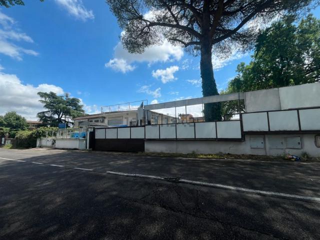 Locale Commerciale in vendita a Finocchio, Roma Capitale