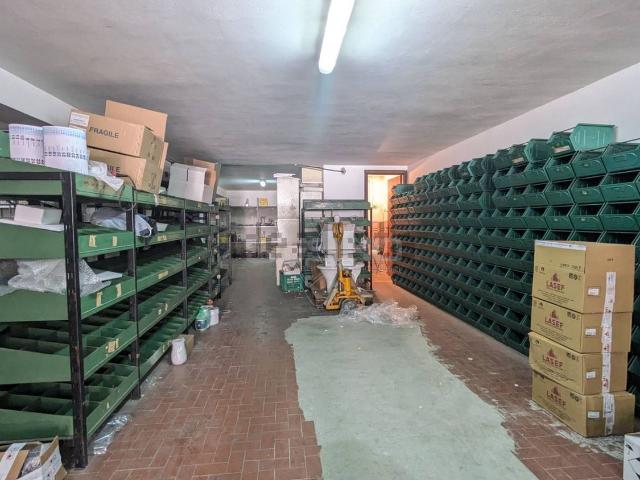 Locale Commerciale in vendita a Santuzzo, Floridia