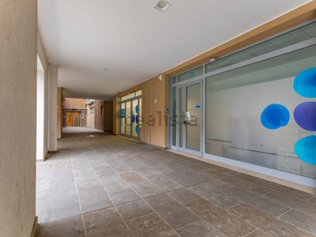 Locale Commerciale in vendita a Puglia, Bari