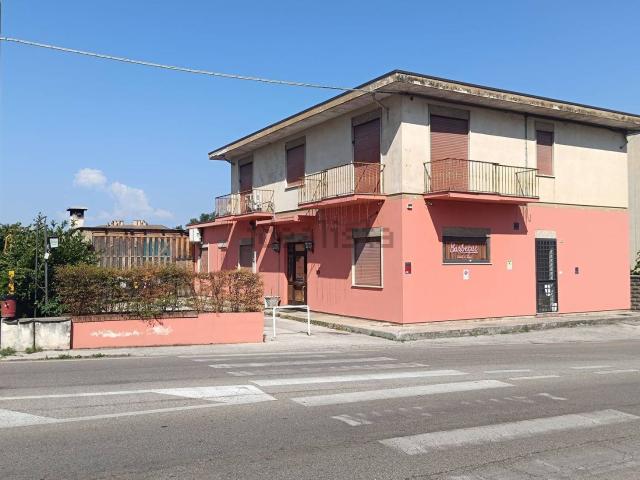 Locale Commerciale in vendita a Monticello Conte Otto, Veneto