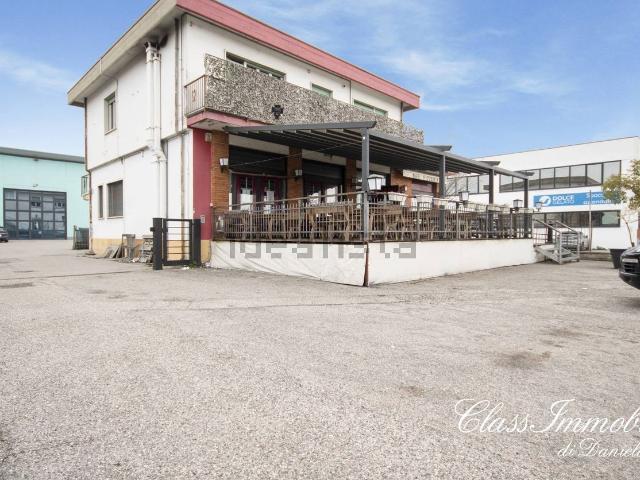 Locale Commerciale in vendita a Sommacampagna, Veneto