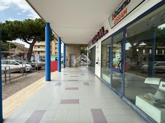 Locale Commerciale in vendita a Giulianova, Abruzzo