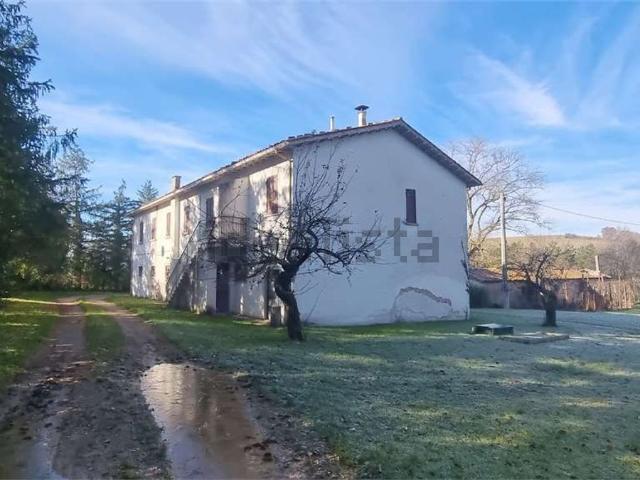Locale Commerciale in vendita a Fossato Di Vico, Umbria